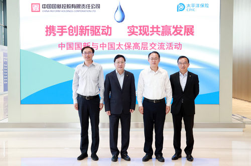 中國(guó)太保董事長(zhǎng)孔慶偉會(huì)見來(lái)訪的中國(guó)國(guó)新董事長(zhǎng)周渝波一行1
