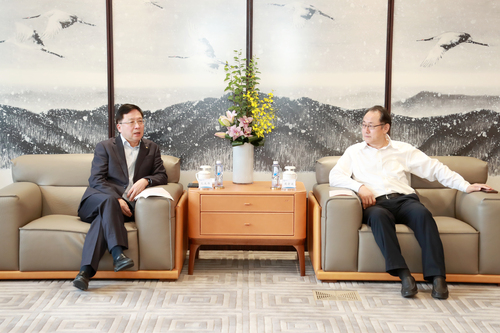 中國(guó)太保董事長(zhǎng)孔慶偉會(huì)見來(lái)訪的中國(guó)國(guó)新董事長(zhǎng)周渝波一行2